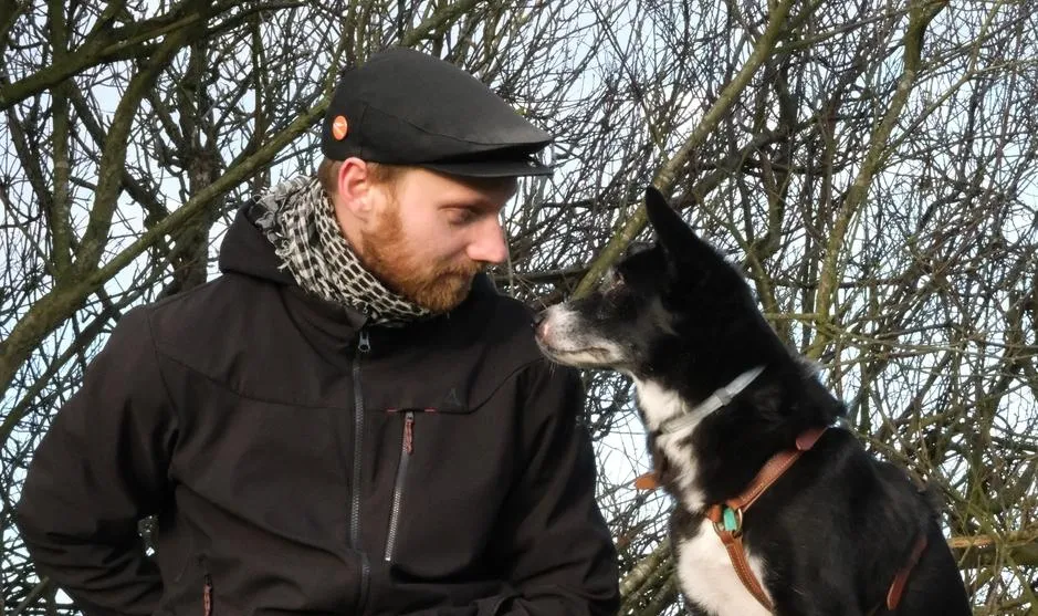 hund bounty und konrad blicken sich tief in die augen bei einem fotoworkshop