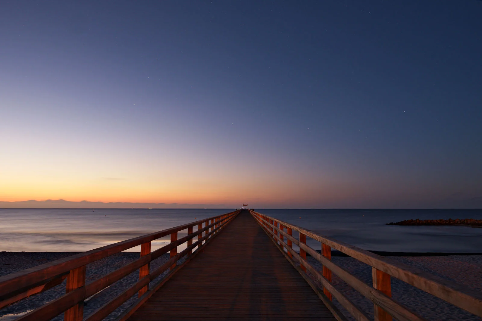 blauer abendhimmel über seebrücke an der ostsee