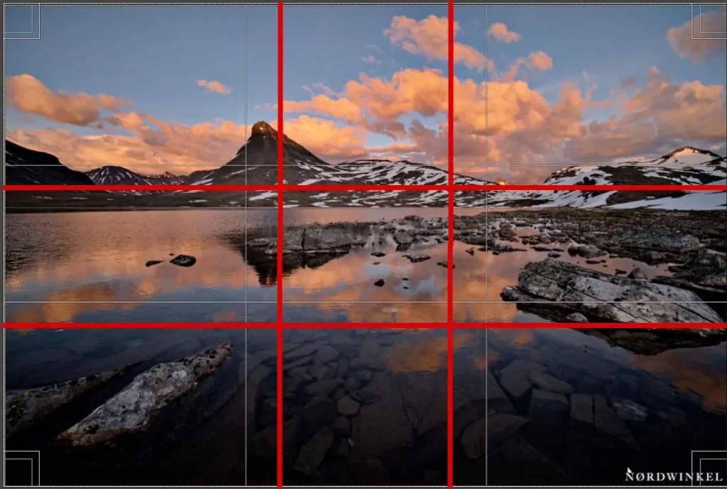 beispielbild mit bergen und gebirgssee zum sonnenuntergang und dem eingezeichneten goldenenschnitt für fotoübungen zur bildgestaltung