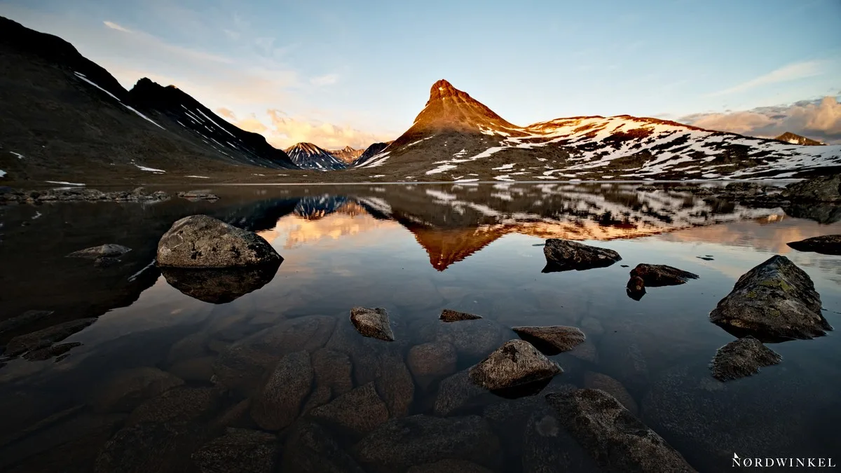 sonnenuntergang im norwegischen gebirge im vordergrund ein see