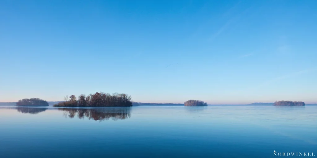 kleine inseln unter blauem himmel in blauem see