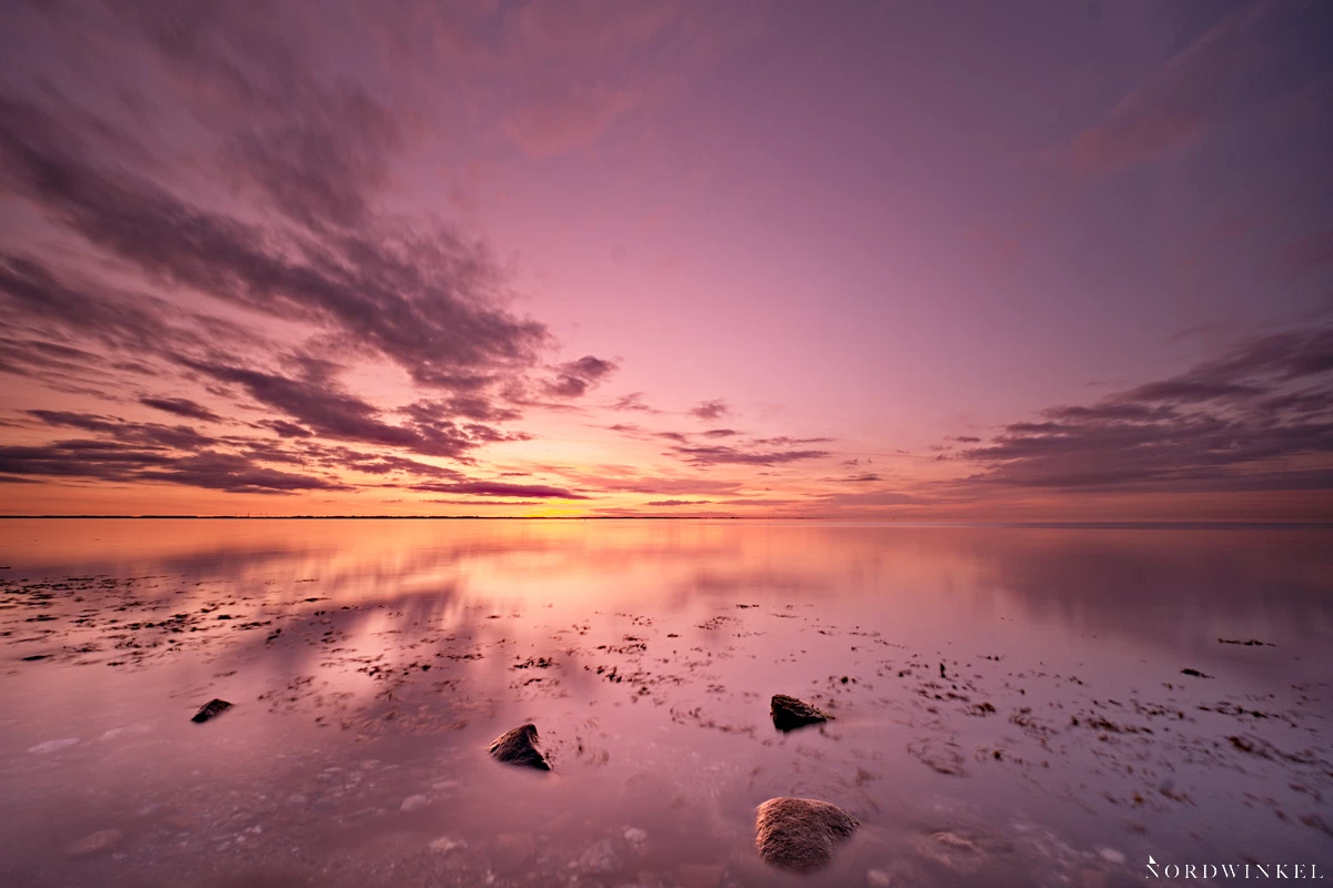 Sonnenuntergang an der ostsee mit sehr kühlem weißabgleich