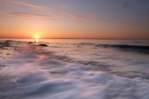 mit rawkonverter bearbeitetes bild der rauschenden welle im sonnenuntergang