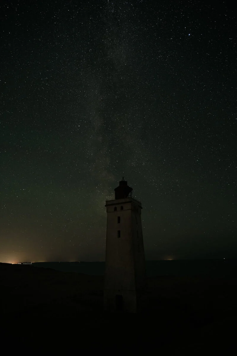 dunkles bild leuchtturm mit milchstraße