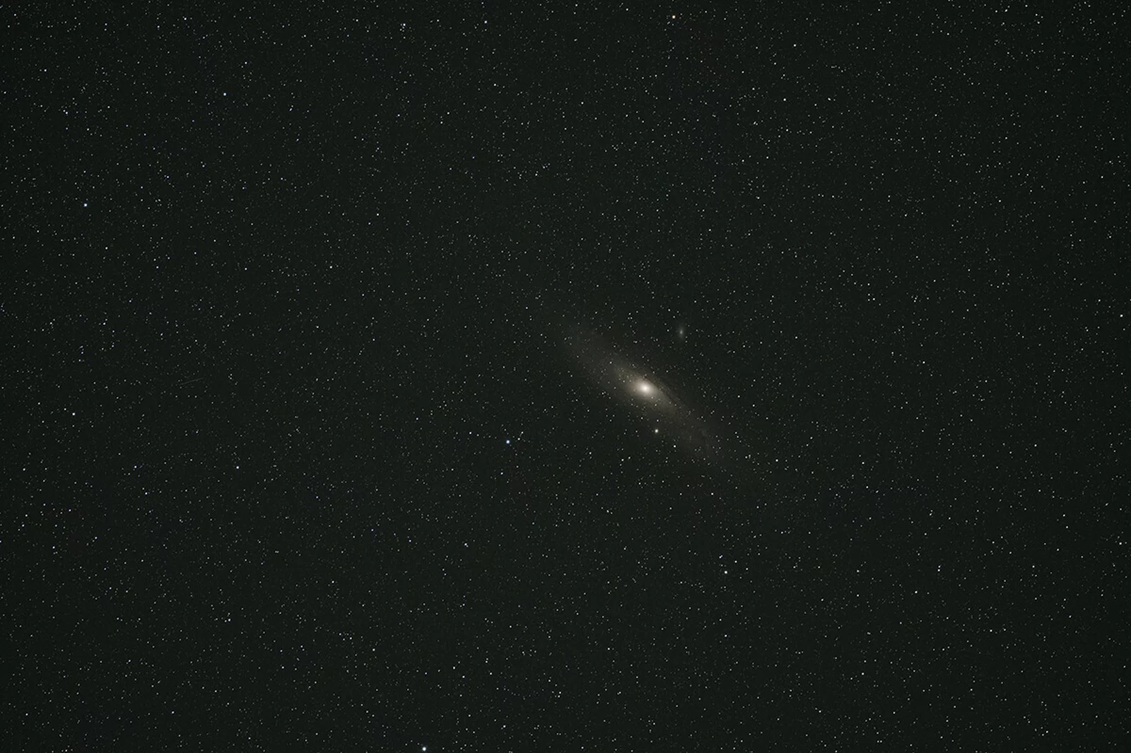 dunkles bild einer galaxie am sternenhimmel