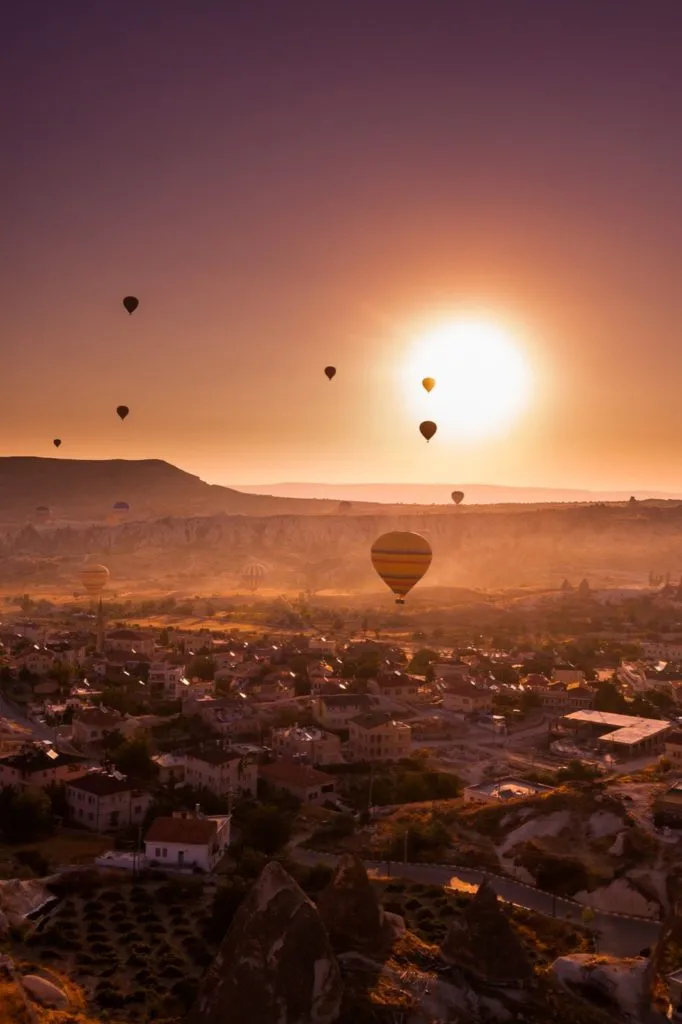 heissluftballons über ebene im abendlicht