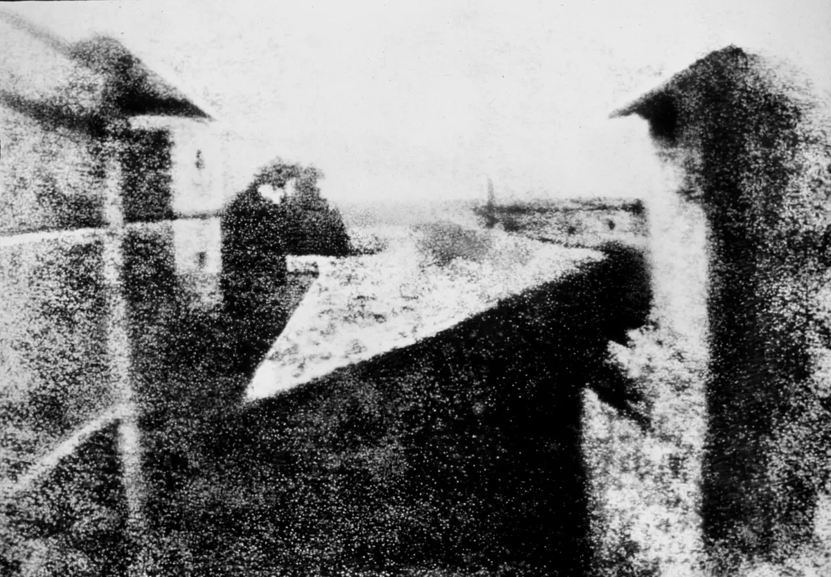 das erste fixierte foto mit blick auf einen hinterhof