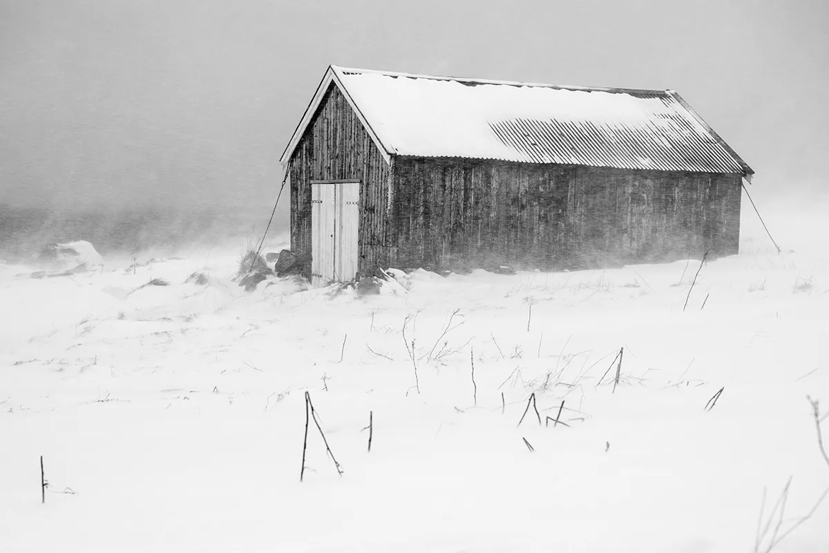 hütte im schneesturm