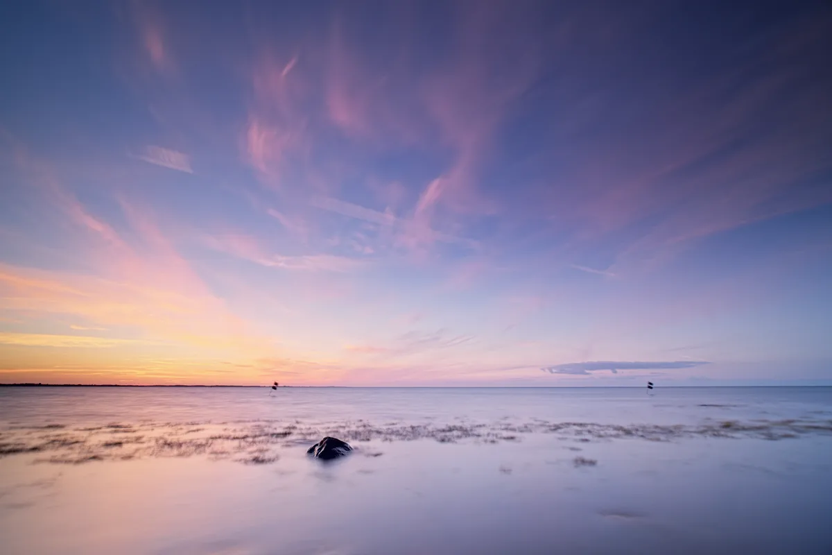 minimalistischer sonnenuntergang an der ostsee