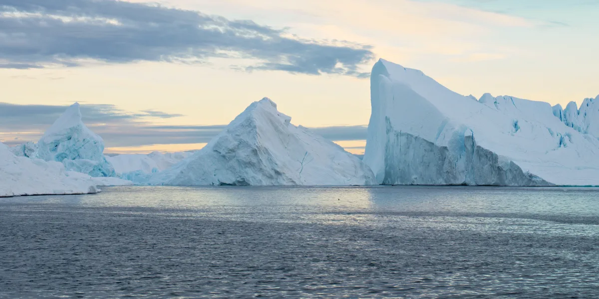 eisberge im meer im goldenen schnitt
