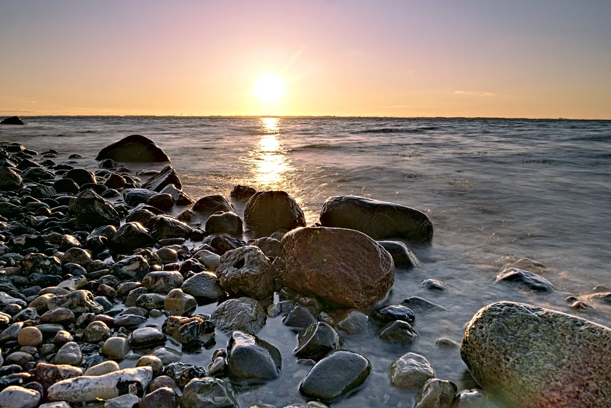 sonnenuntergang steinstrand ausreichend belichtet