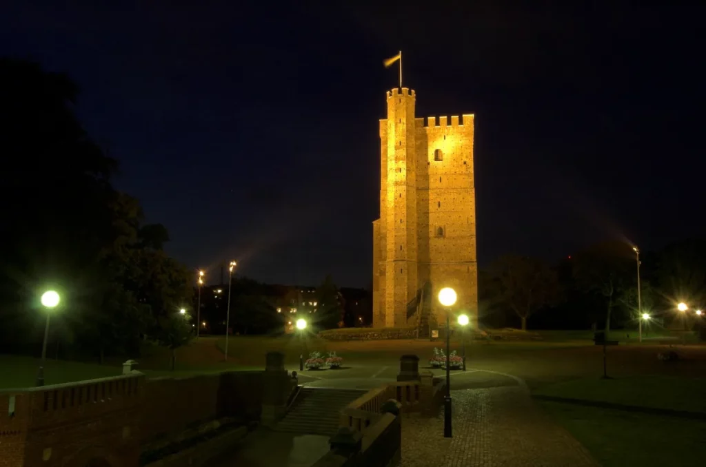 festungsturm helsingborg nachts angestrahlt