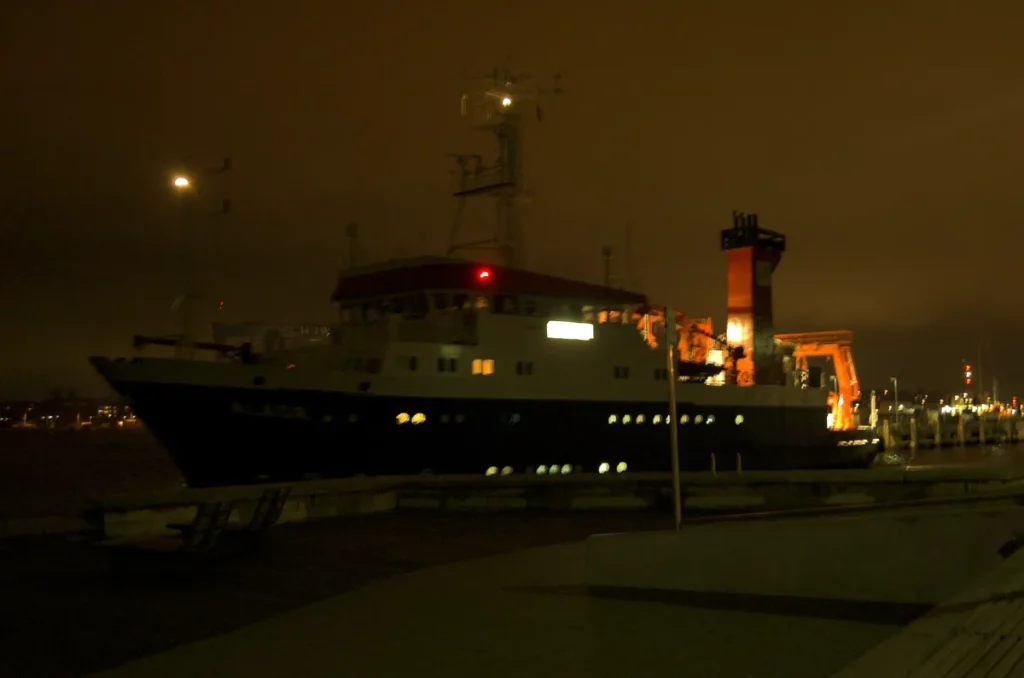 forschungsschiff nachts im hafen