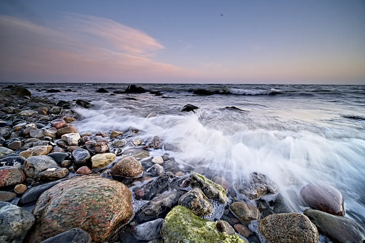 welle an der ostsee überspült steine