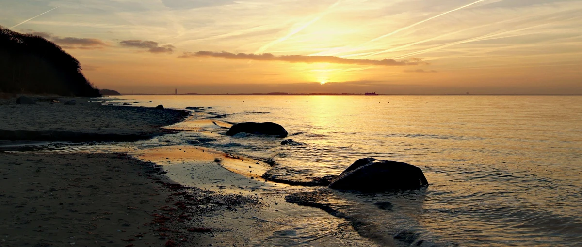leuchtend gelber Sonnenuntergang an der ostsee